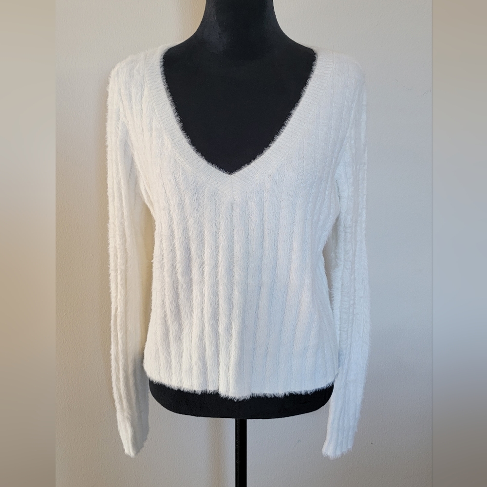 It's Our Time Women's White V-neck Cropped Soft Fluffy Sweater Size L